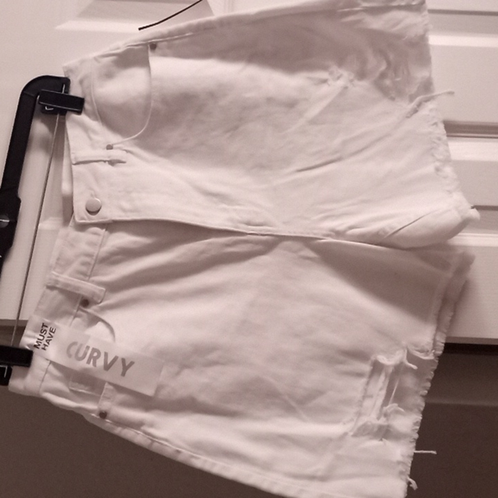 White Relaxed Denim short size 13 TINSELTOWN Hi-Rise The Mom Short 13/31 must ga